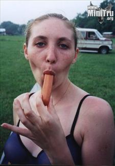 girl sucking a saucage